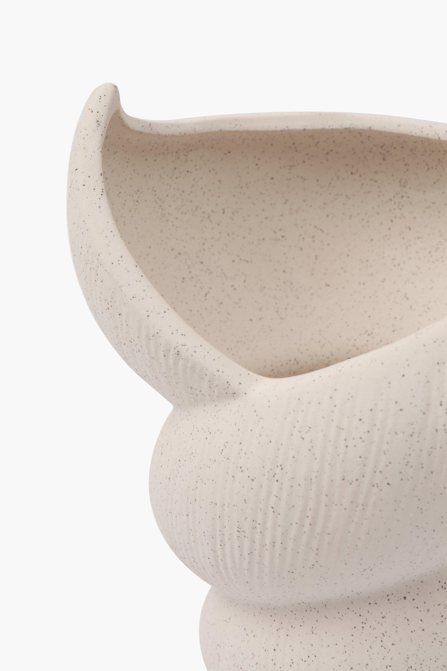White Seashell Vase – Sculptural Elegance, Premium Material, and Timeless Charm
