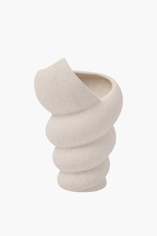 White Seashell Vase – Sculptural Elegance, Premium Material, and Timeless Charm