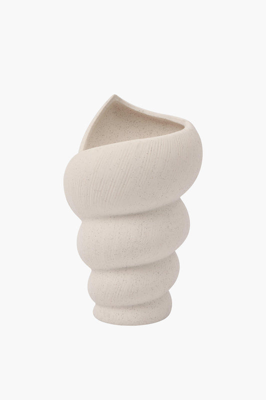 White Seashell Vase – Sculptural Elegance, Premium Material, and Timeless Charm
